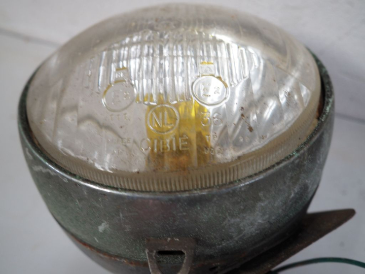 Paire de phares automobile. H. 18 cm.