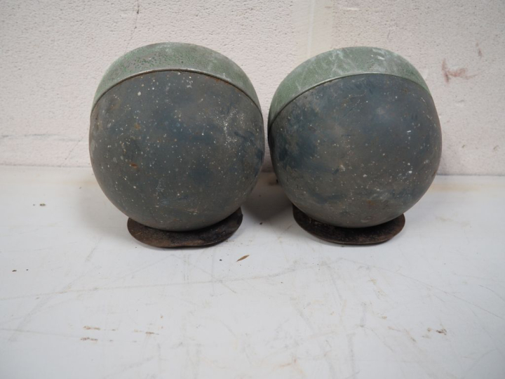 Paire de phares automobile. H. 18 cm.
