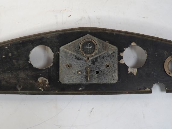 Planche de bord avec ampèremètre RENAULT. Dim. 24 x 103 cm. (A restaur