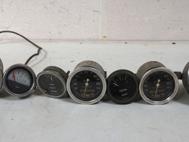 26 différents compteurs pour automobile de marque JAEGER.