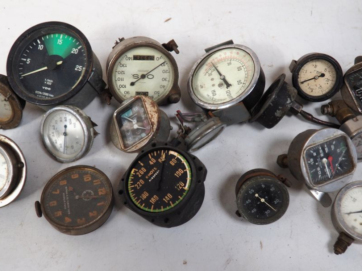 16 différents compteurs pour automobile de différentes marques.