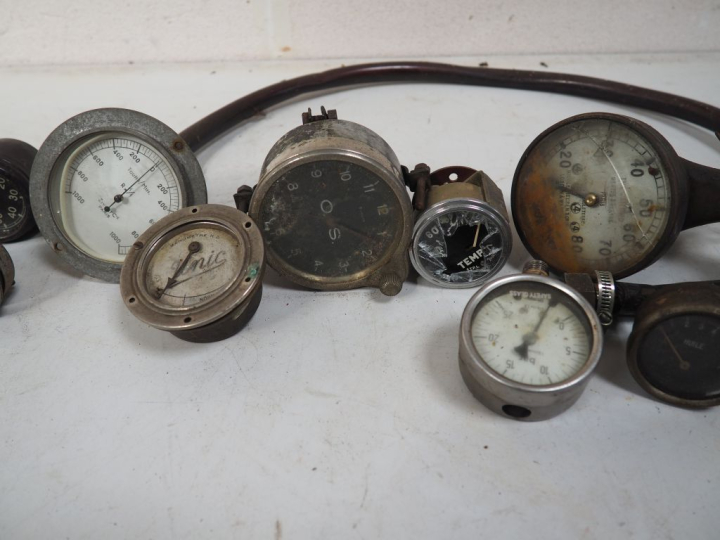 12 différents compteurs pour automobile  de différentes marques.