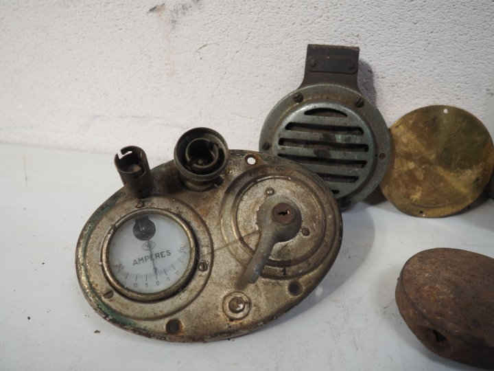 Ensemble de pièces et accessoires automobile.