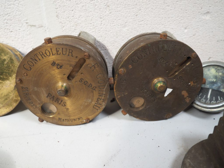 Ensemble de pièces et accessoires automobile.