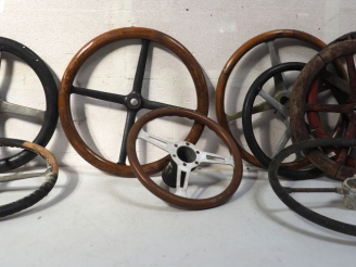 Vente aux enchères 9 différents volants pour automobile anciens.