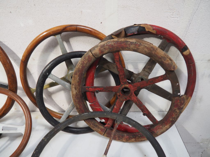 9 différents volants pour automobile anciens.