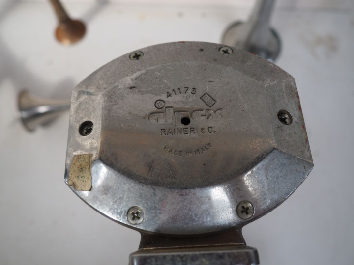 6 différents klaxons pour automobile.