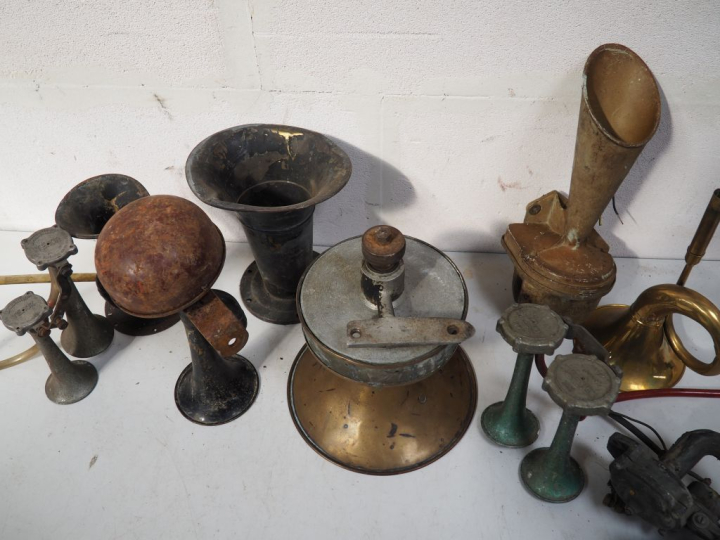 9 différents klaxons pour automobile.