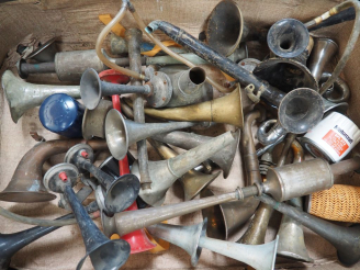 Vente aux enchères Ensemble de klaxons pour automobile.