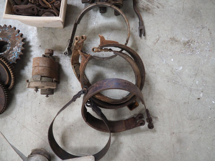 Ensemble de pièces pour automobile.