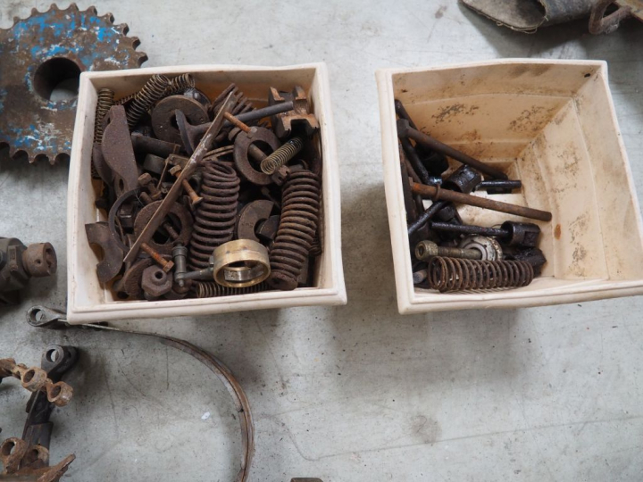 Ensemble de pièces pour automobile.