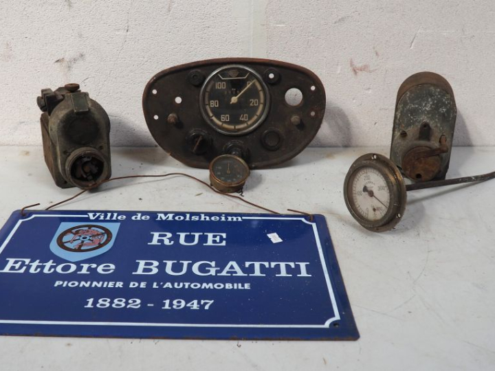 Ensemble de pièces et accessoires pour automobile.