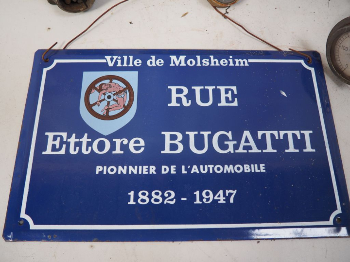 Ensemble de pièces et accessoires pour automobile.