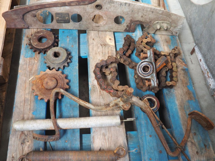 Ensemble de pièces et accessoires pour automobile.