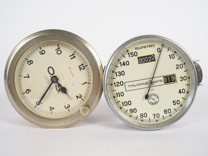 Compteur automobile JAEGER. Diam. 8 cm.  On y joint un compteur automo