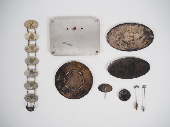 Ensemble de plaques émaillées BUGATTI. H. de 2,5 à 18 cm.