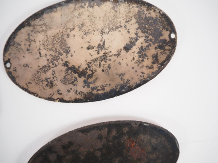 Ensemble de plaques émaillées BUGATTI. H. de 2,5 à 18 cm.