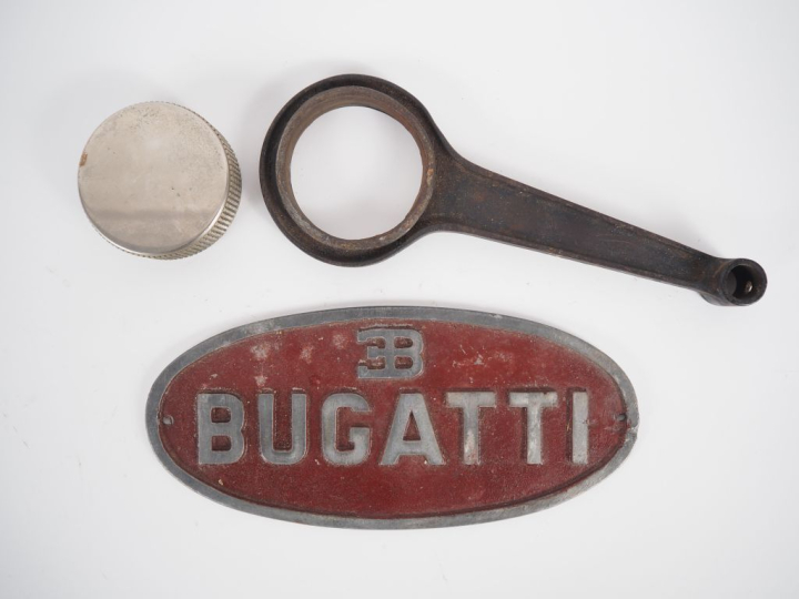 BUGATTI. Bielle, bouchon de radiateur et plaque en métal polychrome.