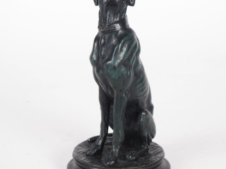Vente aux enchères BARYE.  "chien de chasse assis" Sculpture en bronze, à patine verte fo