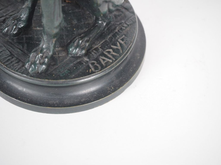 BARYE.  "chien de chasse assis" Sculpture en bronze, à patine verte fo