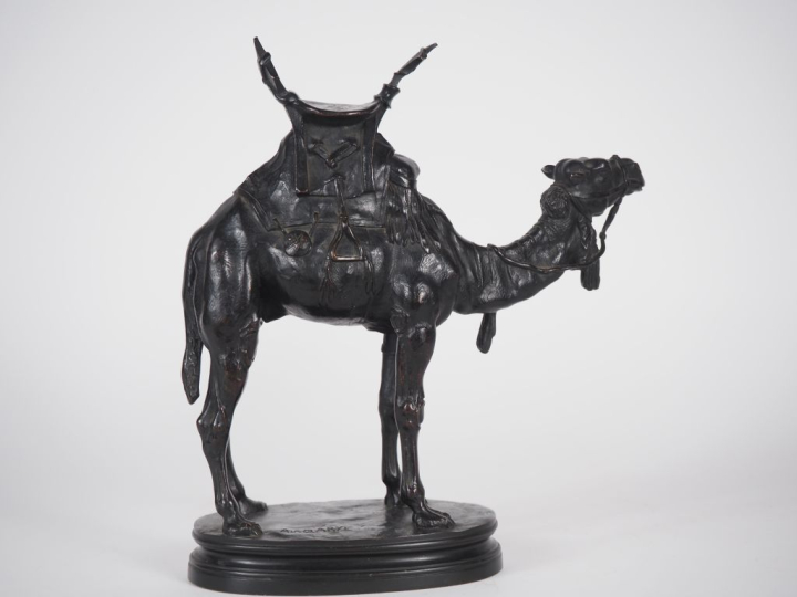 Alfred BARYE.  "le chameau" Sculpture en bronze à patine brune Signée 