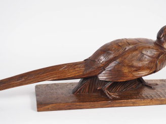 Vente aux enchères Raymond BIGOT.  "poule faisane" Sculpture en noyer, signée sur la terr