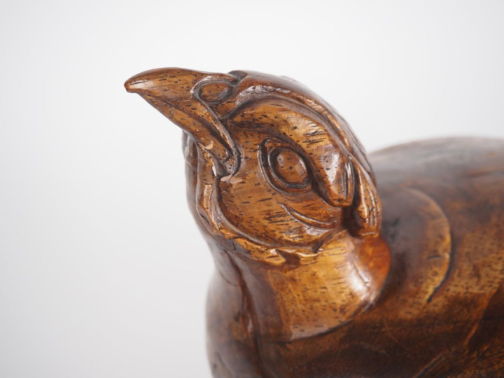 Raymond BIGOT.  "poule faisane" Sculpture en noyer, signée sur la terr