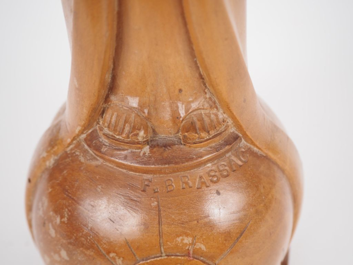 F. BRASSAC.  "Vierge à la colombe" Bois sculpté Signé H. 76 cm