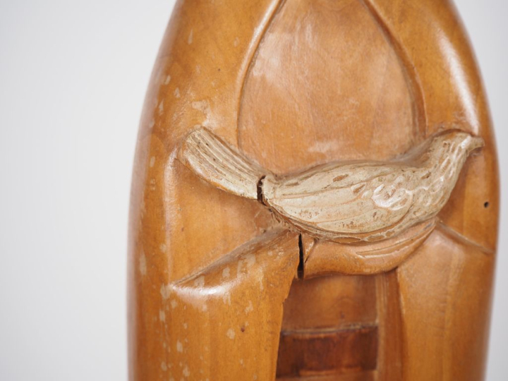 F. BRASSAC.  "Vierge à la colombe" Bois sculpté Signé H. 76 cm