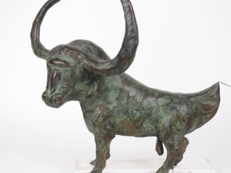 Vente aux enchères Sébastien CASTELLA.  "Taureau de combat" Sculpture en bronze à patine 
