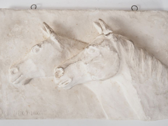 Vente aux enchères P. DECAUX.  "Chevaux" Platre, signé en bas à gauche Dim. 16 x 25,5 cm 