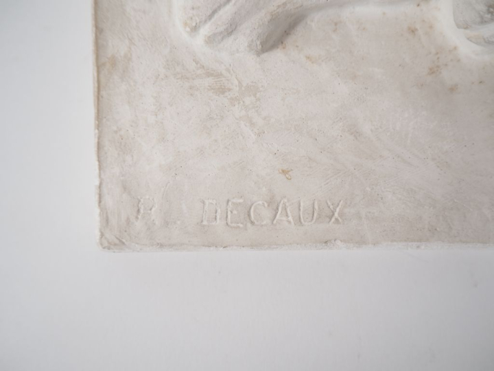 P. DECAUX.  "Chevaux" Platre, signé en bas à gauche Dim. 16 x 25,5 cm 
