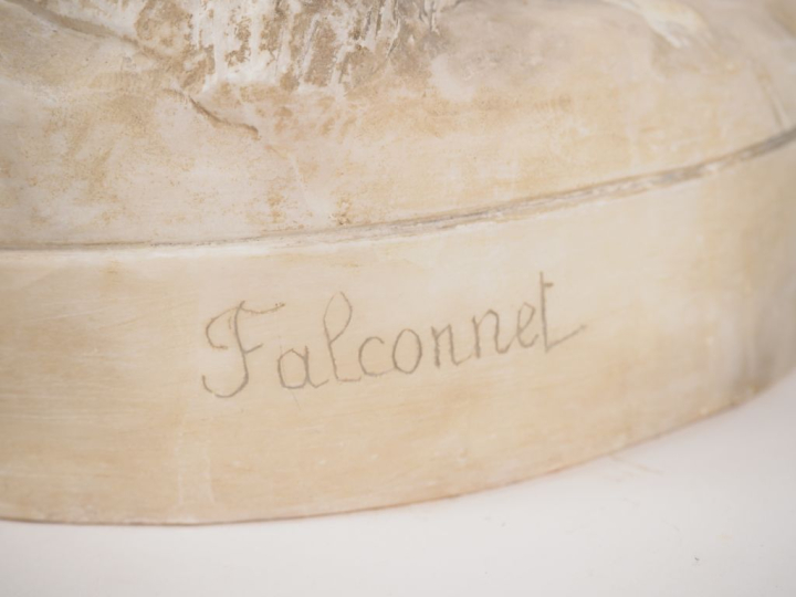 FALCONNET.  "amour" Grande sculpture en albatre  Signée (accidents) H.