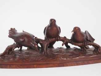 Vente aux enchères A.FOURNIALS. "Trois oiseaux branchés" Sculpture en noyer Signée Dim. 1