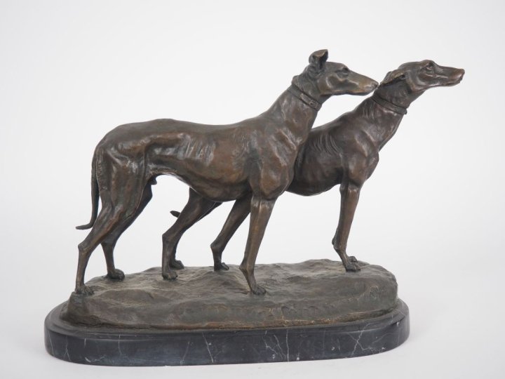 E. FREMIET.  "Les deux lévriers" Groupe en bronze, à patine verte, sur