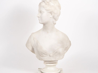 Vente aux enchères HOUDON. (d'après) "Diane chasseresse" Sculpture en marbre blanc  H. 53