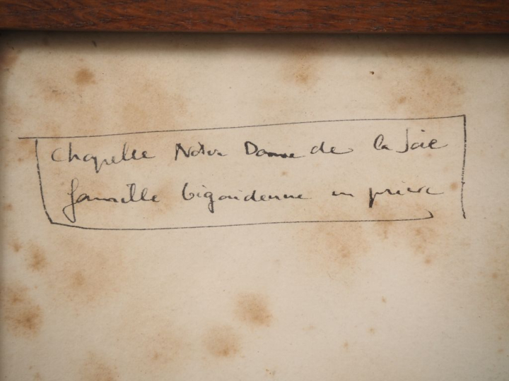 Mathurin MEHEUT.  "famille bigoudène en prière, chapelle Notre Dame de