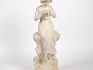 Vente aux enchères R. PARENA. "la jeune brodeuse" Sculpture en albatre Signée H. 55 cm