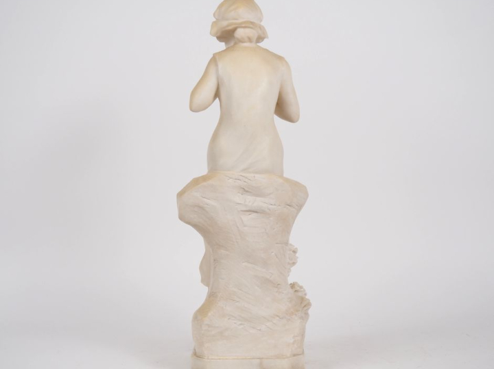 R. PARENA. "la jeune brodeuse" Sculpture en albatre Signée H. 55 cm