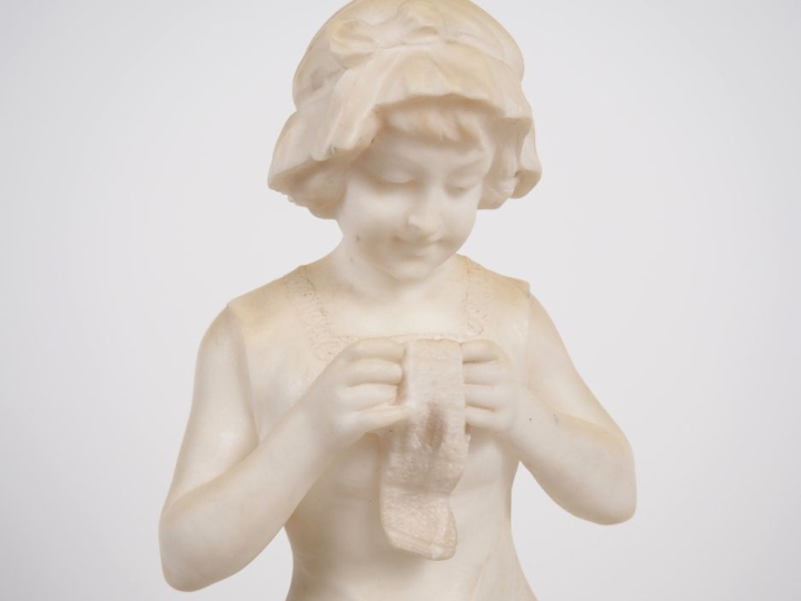 R. PARENA. "la jeune brodeuse" Sculpture en albatre Signée H. 55 cm