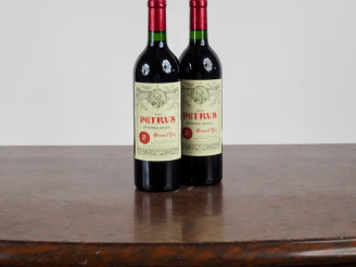 Vente aux enchères 2 BOUTEILLES PETRUS POMEROL - 1986 - #1 - TRÈS BONS NIVEAUX/1 ÉTIQUETT