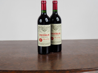 Vente aux enchères 2 BOUTEILLES PETRUS POMEROL - 1988 - #1 - TRÈS BONS NIVEAUX