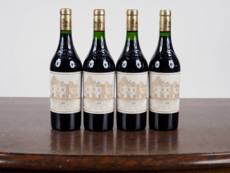 Vente aux enchères 4 BOUTEILLES CHÂTEAU HAUT BRION 1er GCC GRAVES - 1988 - CBO x 12 - #1 