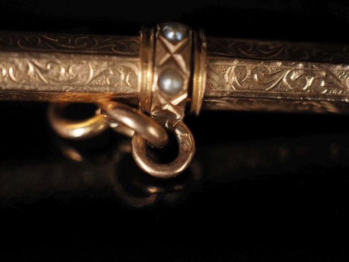 Clé de montre en or jaune 750 agrémentée de demi-perles blanches.  Poi