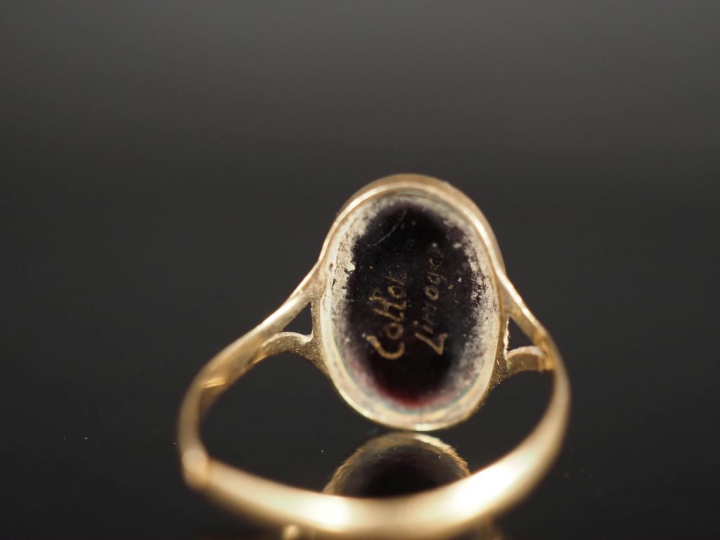 Bague en or jaune 750 de forme ovale, sertie en son centre d'un émail 