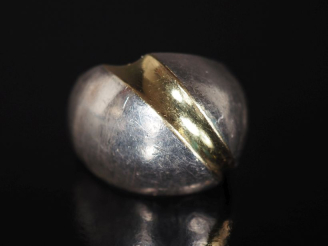 Vente aux enchères Bague dôme de forme stylisée en argent, à décor d'une cannelure en arg