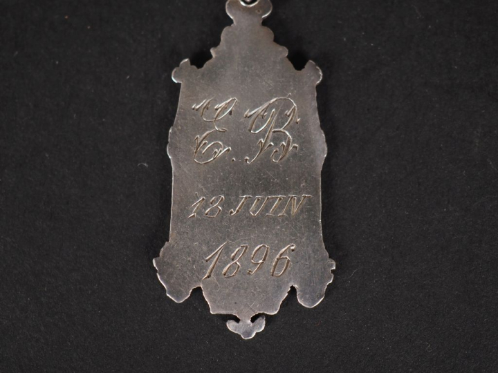 Ensemble comprenant :  - un pendentif de premier communiant en argent,