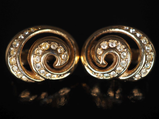Vente aux enchères GROSSE Paire de clips d'oreilles de forme tourbillon en métal doré, se