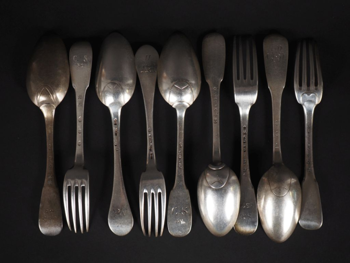 Quatre grandes fourchettes et cinq grandes cuillères XVIIIème en argen