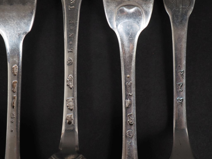 Cinq grandes fourchettes et trois grandes cuillères XVIIIème en argent